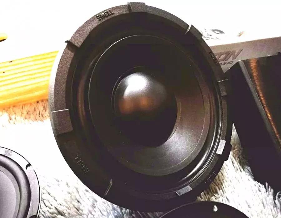 两台低音炮奏响灵魂知音!-车改坊长沙店为标致408汽车音响升级美国霸克