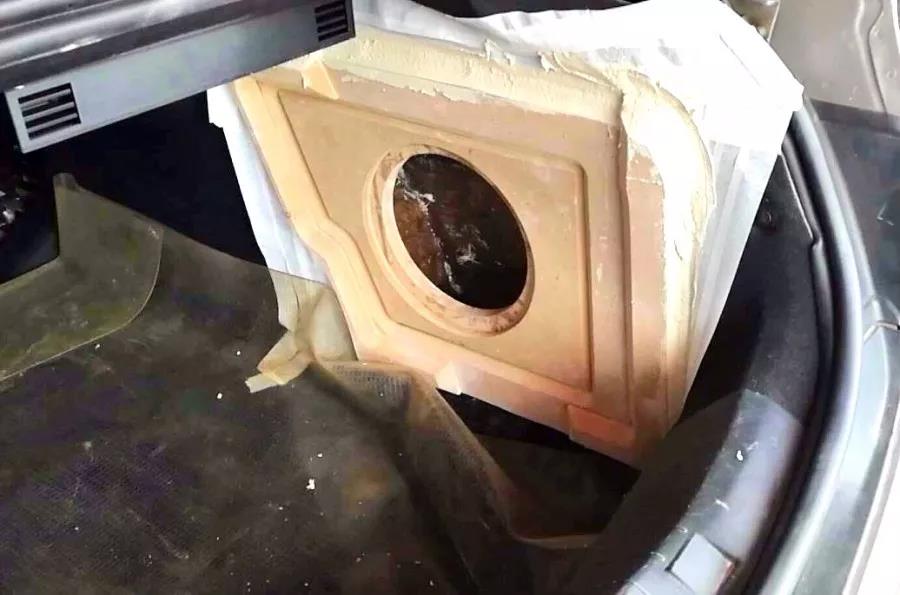 两台低音炮奏响灵魂知音!-车改坊长沙店为标致408汽车音响升级美国霸克