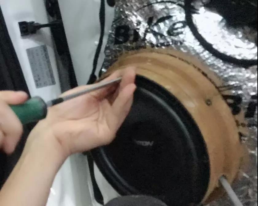 同样是奥迪,这辆才够味-车改坊佛山店奥迪A4L汽车音响升级德国伊顿