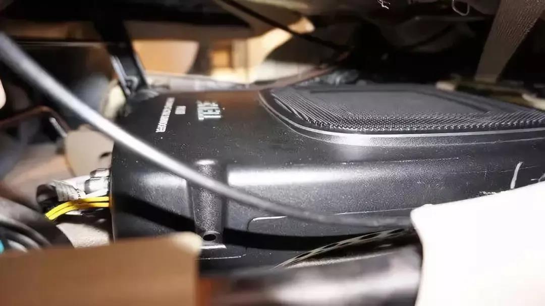 拯救低落情绪-车改坊广州帝锐店丰田RAV4音响改装TEC SQ6/K3神曲三分频