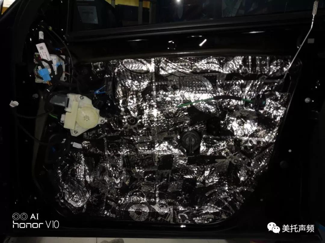 开奔驰,听音就别将就了-车改坊郑州卡卡汽车音响店奔驰E300音响升级德国ETON