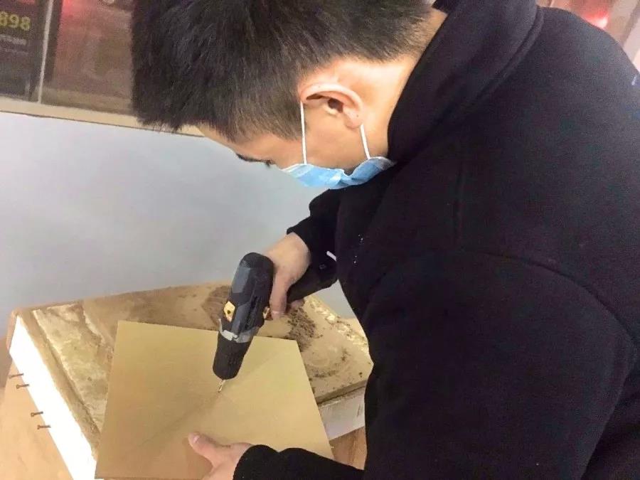 一台ETON MINI300.2功放就搞定?-看车改坊佛山店这辆奔驰商务如何操作