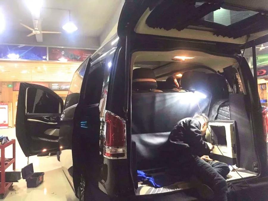 一台ETON MINI300.2功放就搞定?-看车改坊佛山店这辆奔驰商务如何操作