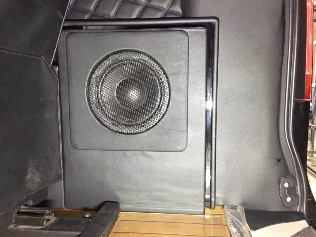 一台ETON MINI300.2功放就搞定?-看车改坊佛山店这辆奔驰商务如何操作