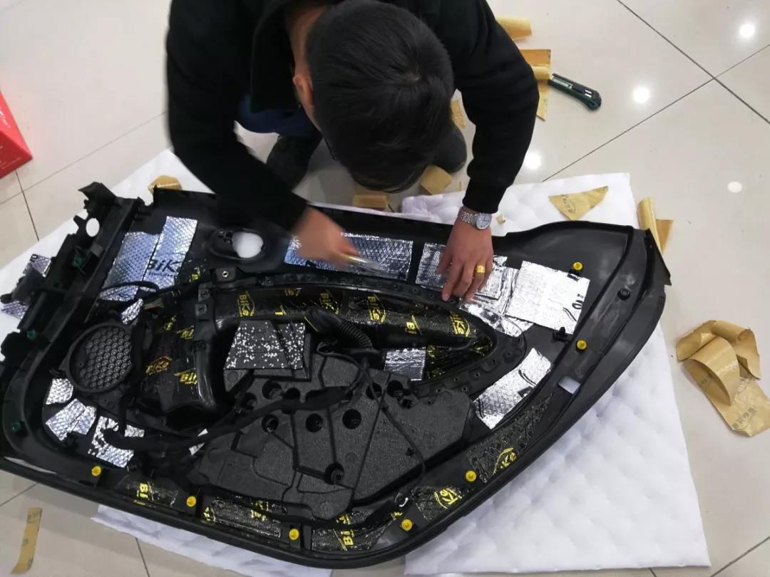 一台超薄低音炮来点亮全场!新款SMART这波升级车主很满意