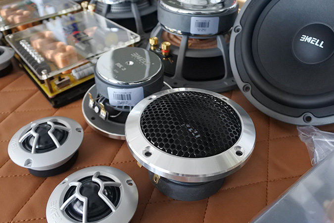 福特全顺大能优质专业定制版全车隔音并且改装全套美国霸克RK-X3最新优质三分频汽车音响