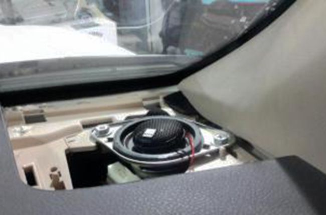 多彩音乐点亮生活 新疆车佳坊兰德酷路泽改装