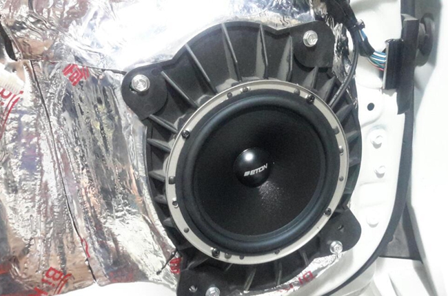 多彩音乐点亮生活 新疆车佳坊兰德酷路泽改装