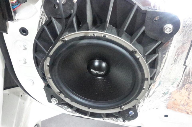 多彩音乐点亮生活 新疆车佳坊兰德酷路泽改装