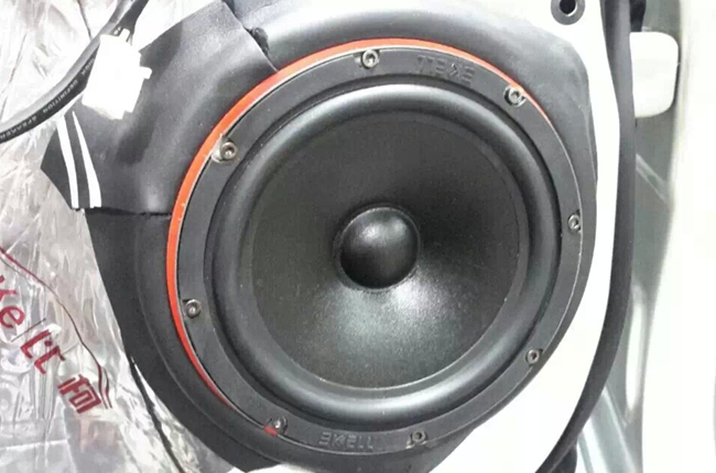 多彩音乐点亮生活 新疆车佳坊兰德酷路泽改装