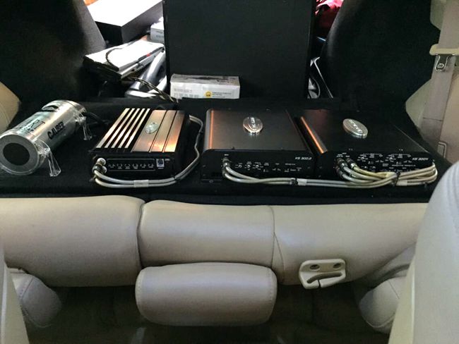 升级，全面改装Hybrid Audio和ARC音响  Hybrid Audio莱格蒂雅专业版三分频靓照  前声场Hybrid Audio莱格蒂雅专业版三分频高音单元A柱倒模安装效果  前声场Hybrid Audio莱格蒂雅专业版三分频中音单元安装效果  前声场Hybrid Audio莱格蒂雅专业版三分频高中音单元安装整体效果  前声场美国Hybrid Audio莱格蒂雅专业版三分频中低音单元接线安装  三台ARC功放及电容并排接线安装，整齐划一的摆放在后排座背位置，一丝不苟的接线工艺让人一目了然。 系统点