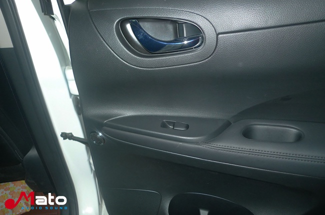 靓声简单造 江门晶彩日产骐达改装美国霸克音响